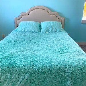 Mint faux fur blanket with 2 pillow cases